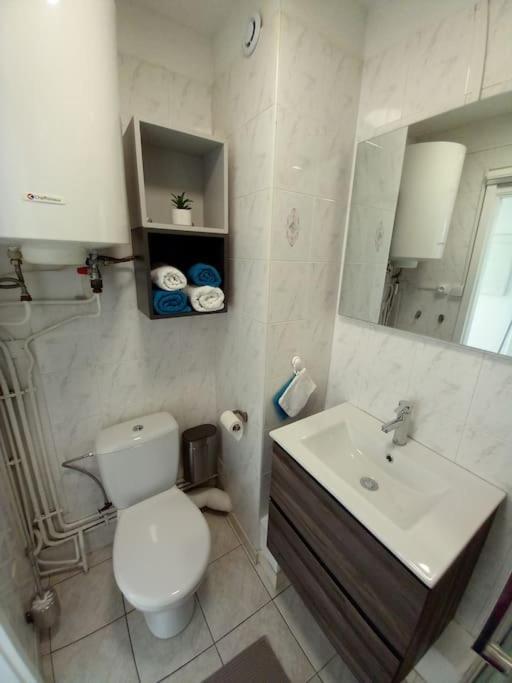 Appart 2/4 Pers Proche Centre Avec Balcon, Parking Narbonne Ngoại thất bức ảnh